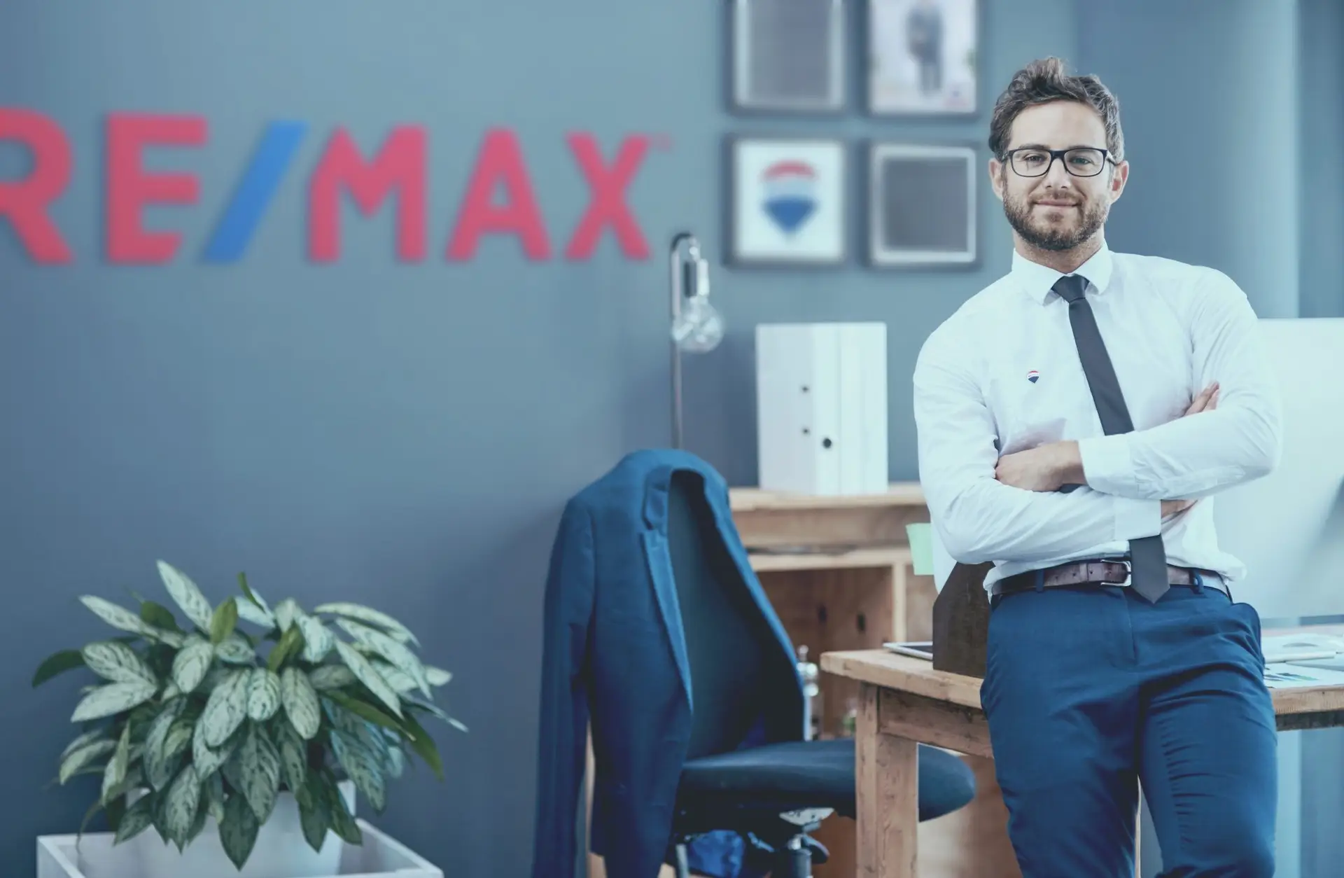 Asesor de RE/MAX ProHogar en la oficina